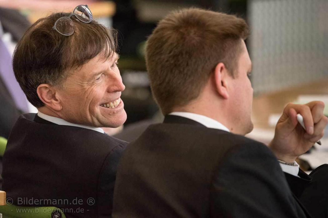 Dr. Matthias Rößler (CDU Sachsen) neben seinem Fraktionskollegen Jörg Kiesewetter während der 50. Plenarsitzung am 15. März 2017 im Plenarsaal des Sächsichen Landtages. // Rößler war Mitglied des Demokratischen Aufbruch (DA), DDR-Vorstand und Landesvorstand Sachsen 1990, Vertreter am Runden Tisch im Bezirk Dresden, Mitglied des Landesvorstands der CDU Sachsen; 1991 bis 2009 Kreisvorsitzender der CDU Meißen, 2006 Mitglied der Grundsatzkommission der CDU Deutschlands. Rößler ist seit Oktober 1990 Mitglied des Sächsischen Landtags; 1990 bis 1994 war er wissenschaftspolitischer Sprecher der CDU-Fraktion; 2005 bis 2008 Obmann der Enquete-Kommission 'Demografische Entwicklung'; 2006 bis 2009 fianzpolitischer Sprecher und Juni 2008 bis August 2009 stellvertretender Vorsitzender der CDU-Fraktion; 2006 bis 2007 Vorsitzender der Enquete-Kommission 'Konsequenzen der Pisa-Studie für Hamburgs Schulentwicklung' der Bürgerschaft der Freien und Hansestadt Hamburg; stellvertretendes Mitglied der Föderalismuskommission II des Bundes und der Länder. Seit September 2009 ist Dr. Matthias Rößler Präsident des Sächsischen Landtags. Der Landtagspräsident ist der höchste Repräsentant des Landtags und vertritt ihn in der Öffentlichkeit. Der Landtagspräsident leitet die Verhandlungen des Landtags. Im Gebäude des Landtags übt er das Hausrecht und die Polizeigewalt aus. Ohne seine Zustimmung dürfen weder Durchsuchungen noch polizeiliche Beschlagnahmen erfolgen. Als oberster Dienstherr leitet der Landtagspräsident zugleich die Landtagsverwaltung.