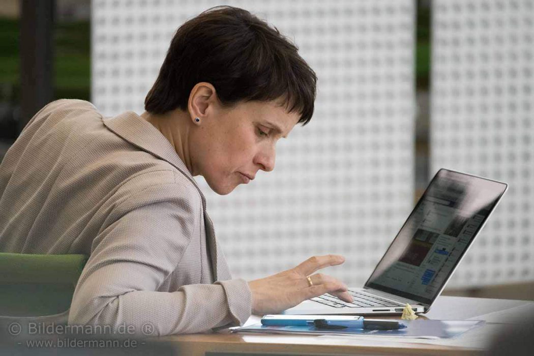 Die Abgeordnete des Sächsichen Landtages Dr. Frauke Petry, 2013 Gründungsmitglied der Alternative für Deutschland (AfD), Vorsitzende der AfD Sachsen, eine von drei Parteisprechern der AfD sowie seit 2014 Mitglied des Sächsischen Landtages (MdL). / Foto aufgenommen zur 50. Plenarsitzung am 15. März 2017 im Plenarsaal des Sächsichen Landtages Dresden.