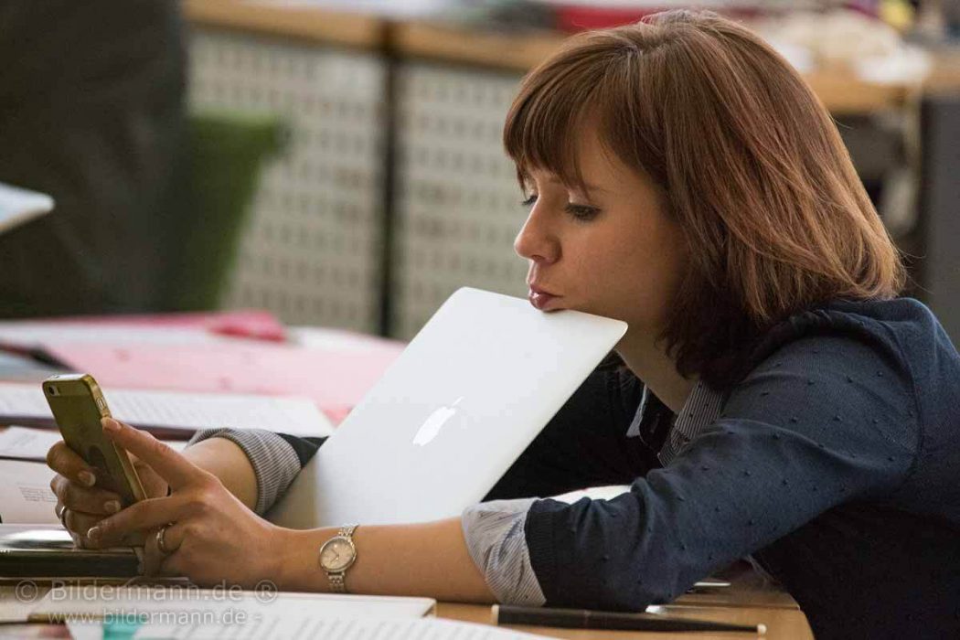 Die Abgeordnete des Sächsichen Landtages Juliane Pfeil-Zabel (SPD Sachsen) während der 50. Plenarsitzung am 15. März 2017 im Plenarsaal des Sächsichen Landtages. Juliane Pfeil-Zabel ist seit 2003 Mitglied der SPD, seit 2007 Mitglied des SPD-Landesvorstandes, 2009 bis 2012 stellvertretende Vorsitzende der Jusos Sachsen, 2012 bis 2014 stellvertretende Vorsitzende der SPD Vogtland. Seit 2014 Vorsitzende der SPD Plauen. Stadträtin der Stadt Plauen. Mitglied des Sächsischen Landtags seit September 2014.