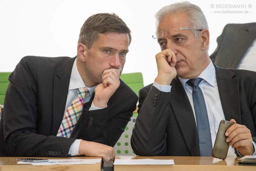 Sächsischer Landtag: Der ehemalige Sächsische Ministerpräsident Stanislaw Tillich (CDU) sowie (links im Bild) der stellvertretende Ministerpräsident Martin Dulig (SPD) am 18.05.2017 im Plenarsaal