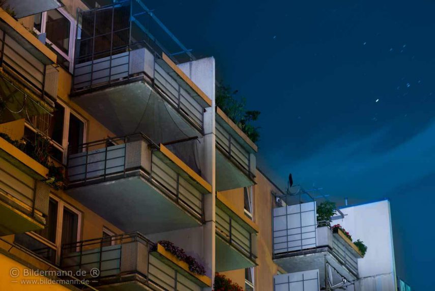 Wohnblock im Vollmondlicht. (Partiell wurde zusätzlich mit einer fokusierbaren LED-Taschenlampe aufgehellt)