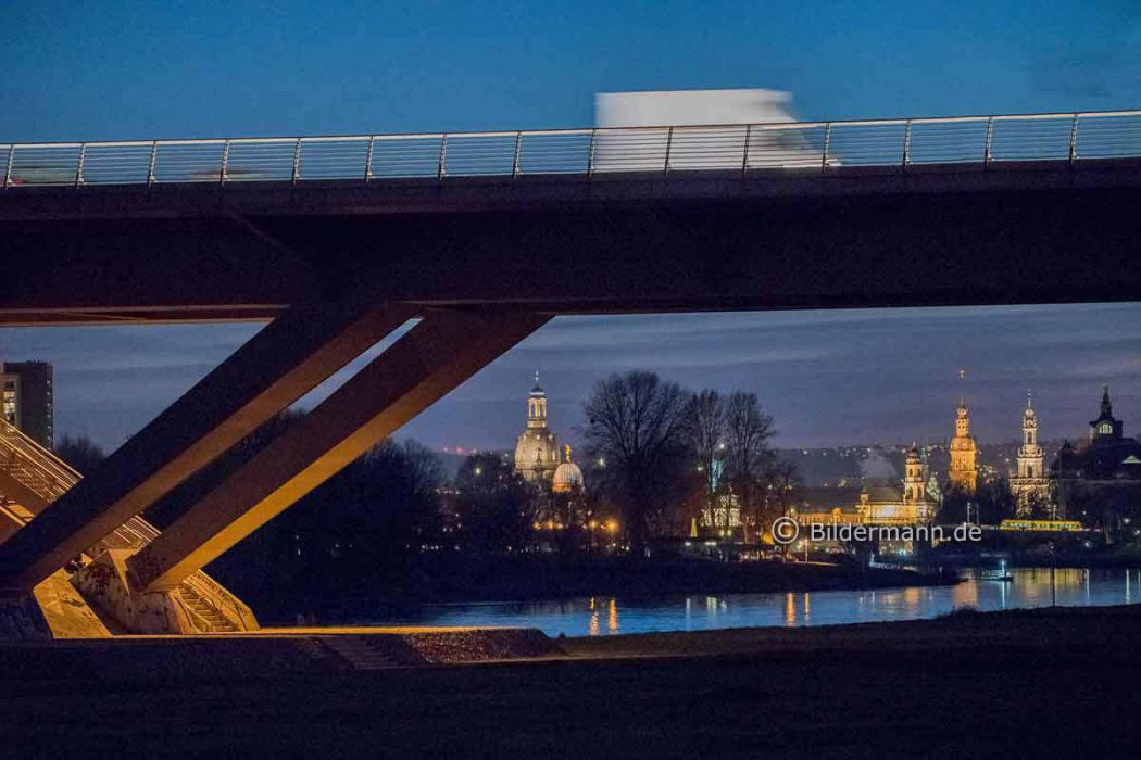 Ein Lieferwagen auf der Waldschlößchenbrücke vor der abendlichen Skyline von Dresden