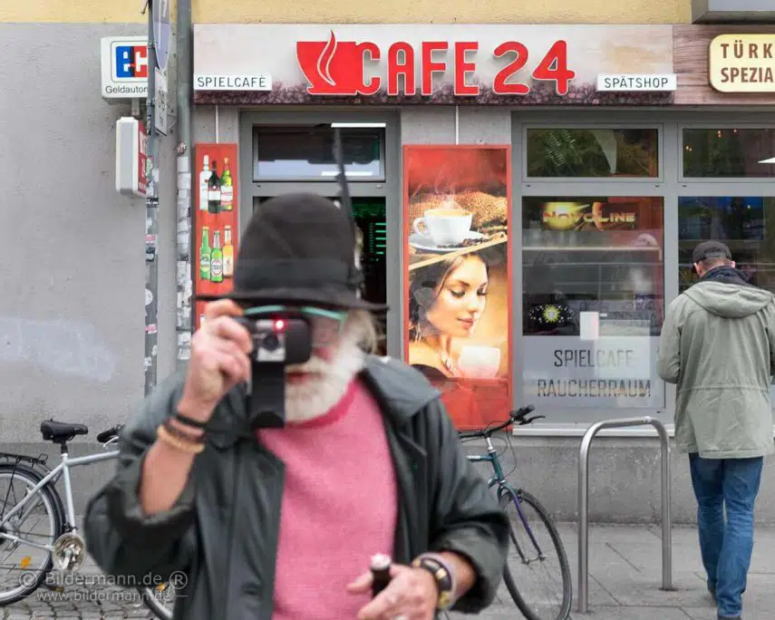 Ich werde gerade vom Dresdner Maler und Grafiker Lutz Fleischer auf der Alaunstrasse in der Dresdner Neustadt fotografiert.