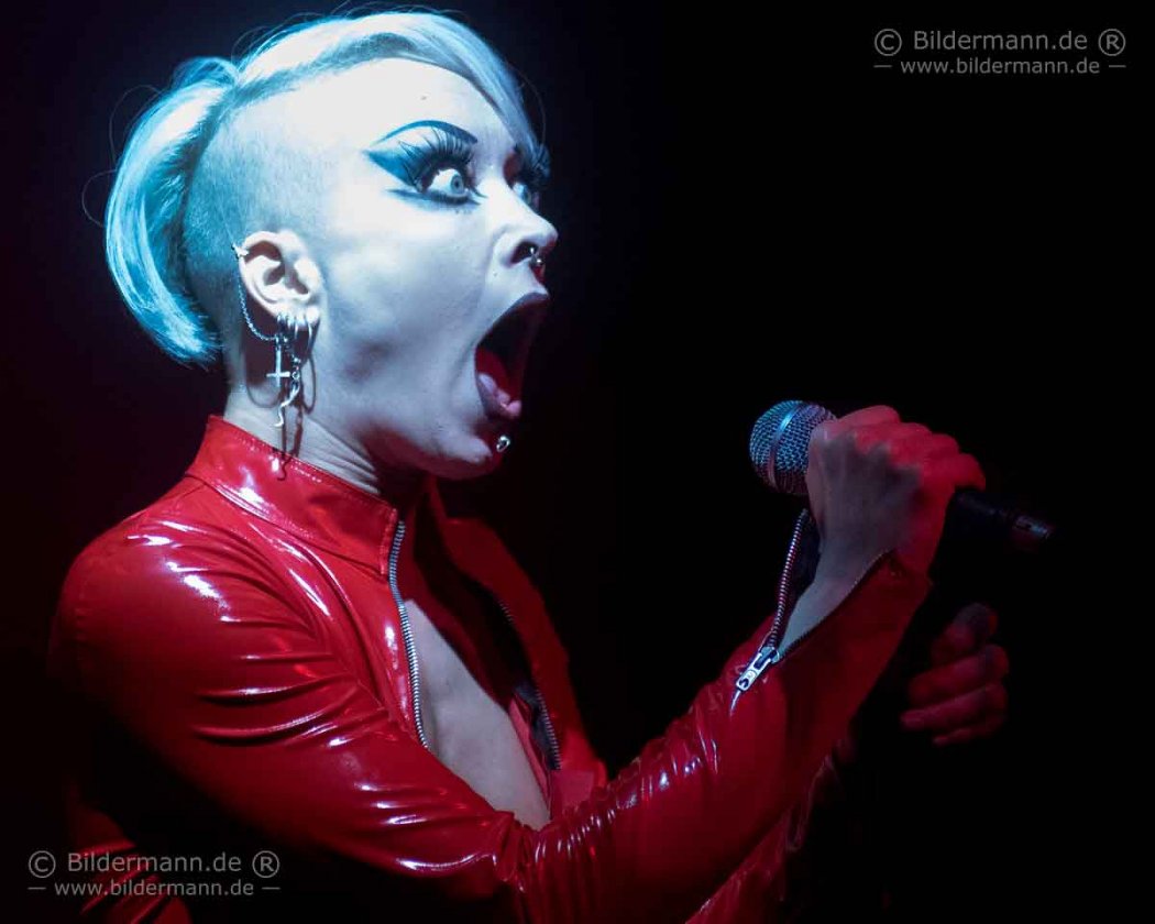 Foto: Frontfrau Aranea Peel der Band „Grausame Töchter”