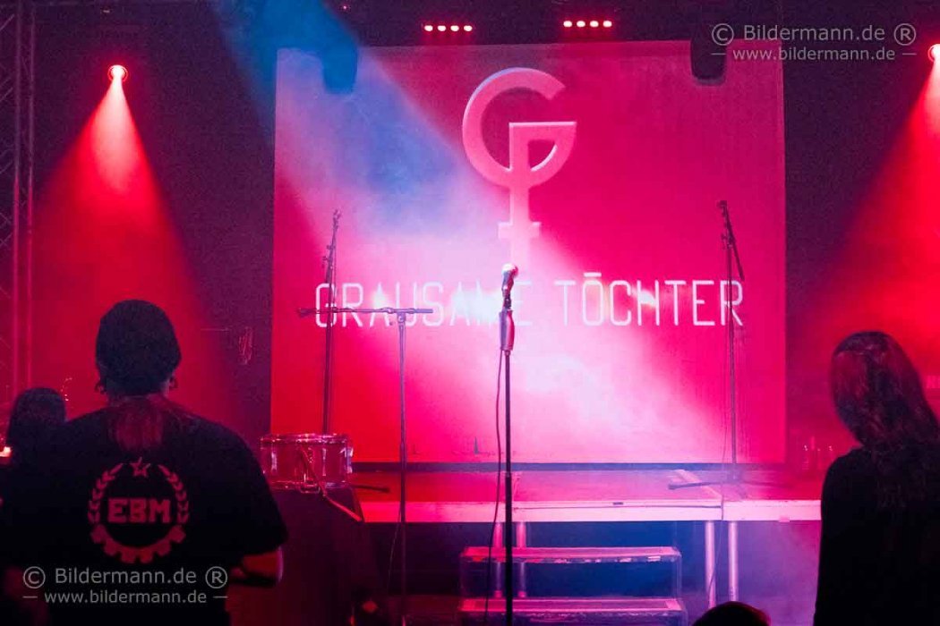 Foto vom Konzert der deutschen Frauen-Band 'Grausame Töchter' mit der Sängerin Aranea Peel am 25.04.2015 in Dresden