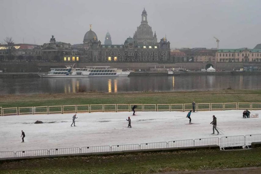 Kunstschnee auf dem Elbradweg vor der historischen Dresdner Altstadt-Kulisse