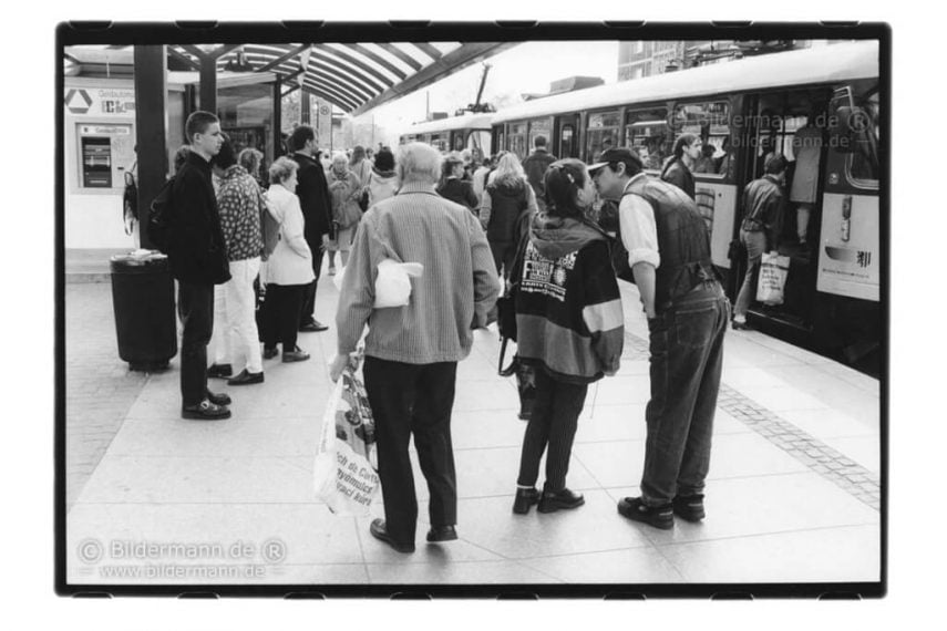 Fotografierter Kuss an der an der Strassenbahnhaltestelle „Pirnaischer Platz” in Dresden