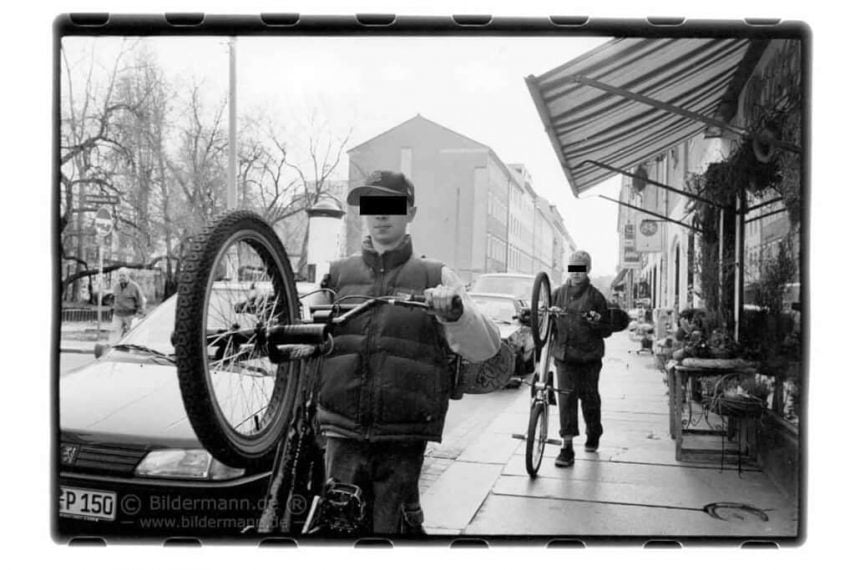 zwei Jugendliche ihr BMX-Rad auf dem Fußweg der Alaunstrasse, Dresden-Neustadt