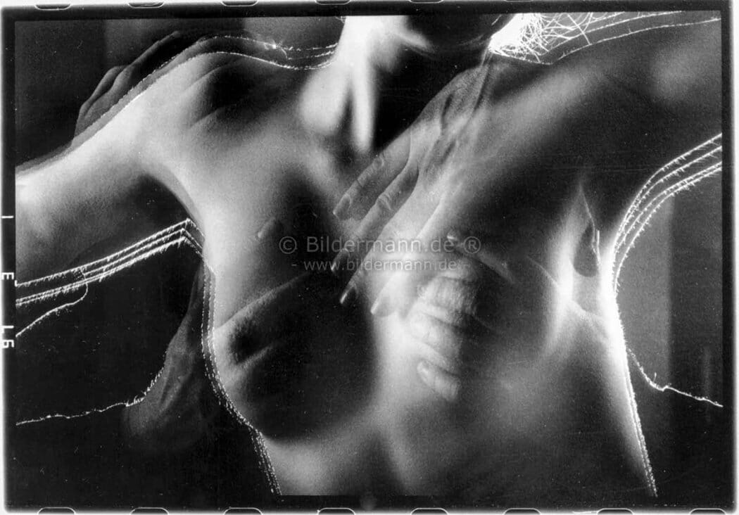 Aktfotografie „Berti” (1996, Mehrfachblitzbelichtungen auf „FUJI Neopan prof. 400 135/36”)