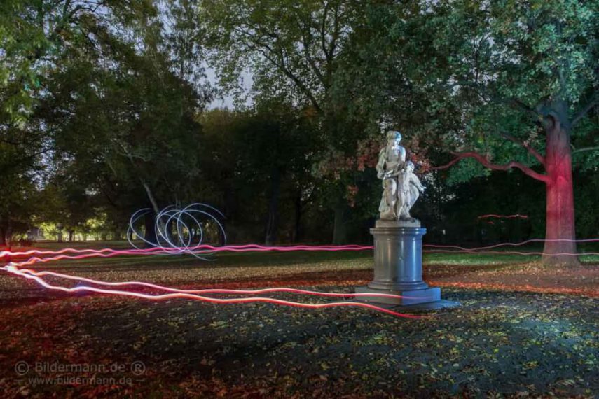 Titelfoto Fotokurse: Nachtaufnahme — Langzeitbelichtungen mit farbigen Lichtmalereien