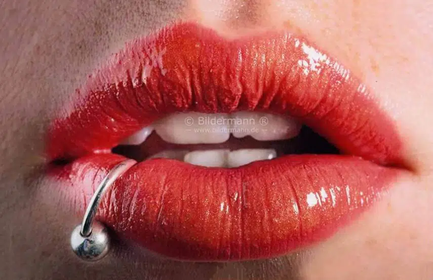 Foto: Rot geschminkter Mund mit Lippenpiercing