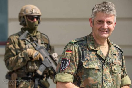 Brigadegeneral Alexander Sollfrank (rechts), seit Juni 2017 Kommandeur des „Kommando Spezialkräfte des Heeres” (KSK)