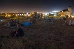 Beobachter der längsten, totalen Mondfinsternis am 27.07.2018 auf dem Dresdner Trümmerberg in Nähe des Alberthafens. In Bildmitte eine Gruppe um ein Himmelsfernrohr.