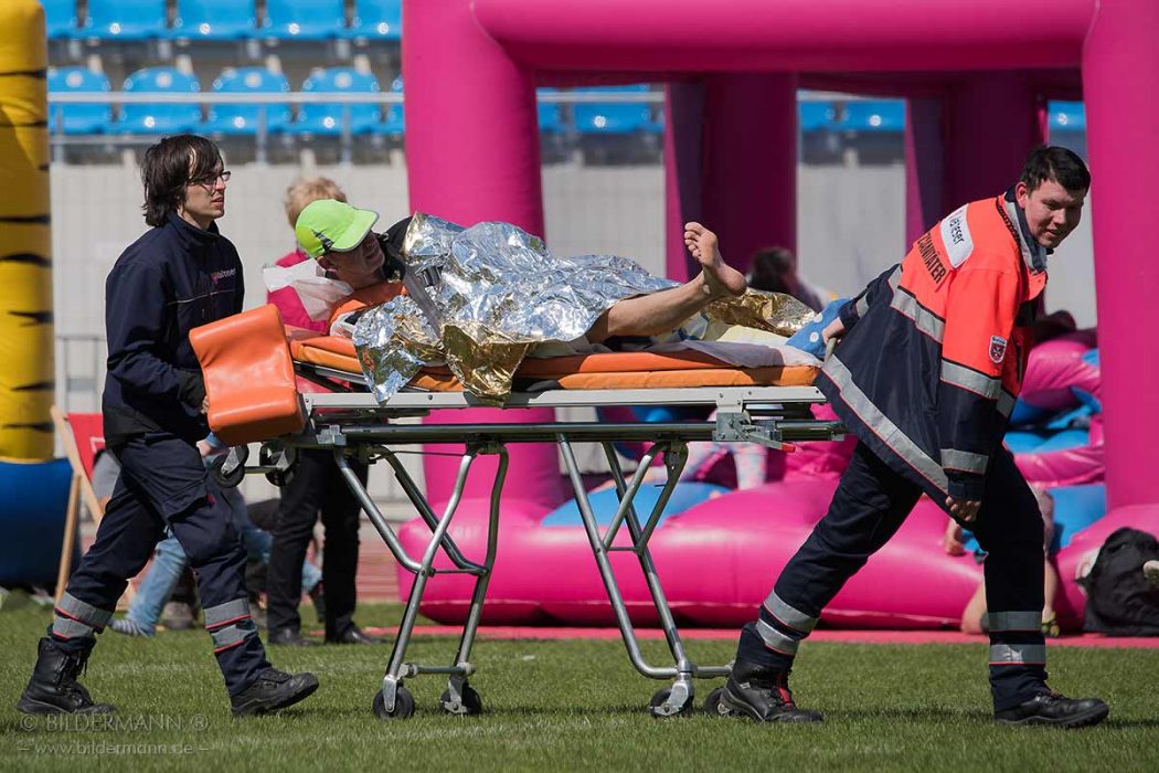 Rettungssanitäter bei einem Notfall mit einem Marathoni
