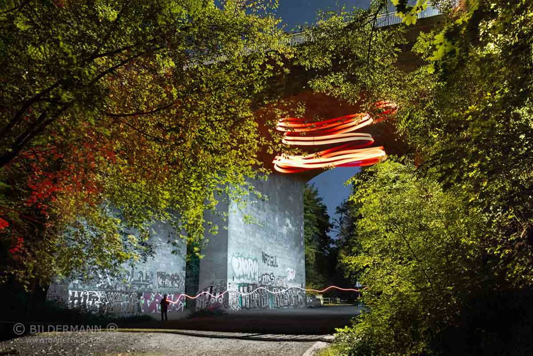 Nachtaufnahme (Langzeitbelichtung) mit rotem Blitzlicht, Laschenlampe und einer, von der Brücke am Seil geschwenken, Stablampe