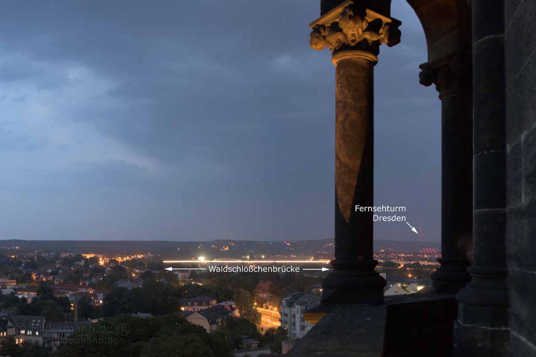Waldschlößchenbrücke — Detail einer Nachtaufnahme vom Turm der Martin-Luther-Kirche Dresden gegen Norden