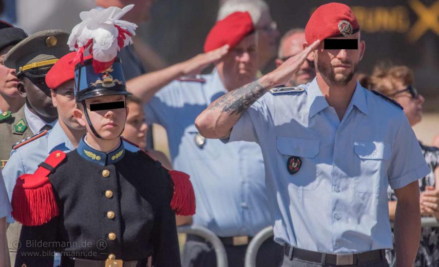Man kann nur mit dem Hut grüßen, den man hat. — Beim Beförderungsappell der Offizierschule des Heeres am 27. Juni 2019 in Dresden.