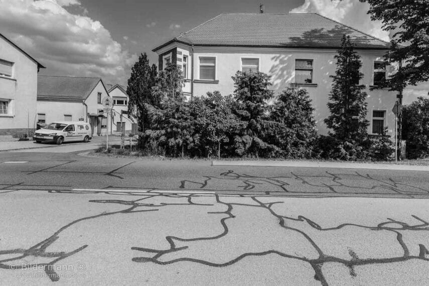 Foto des Monats Juni 2021 von Bildermann (R) — Sanierte Risse einer Strasse in Hoyerswerda